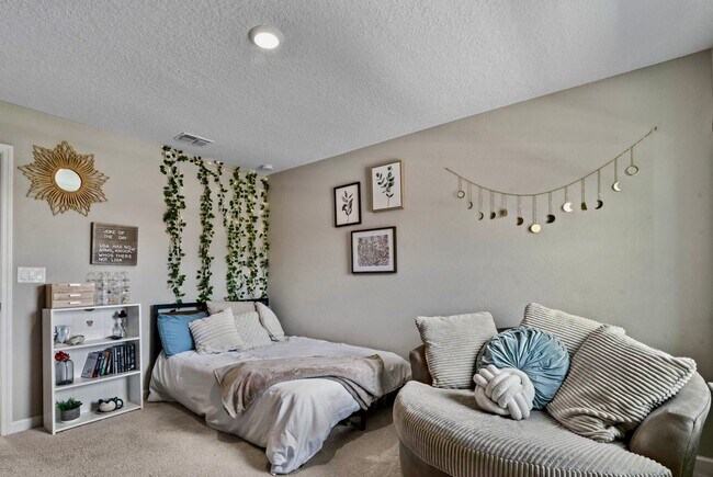 Building Photo - Gorgeous 4/ 2.5 Home in the Beautiful Lake Asbury Area of Clay County! $2,550.00