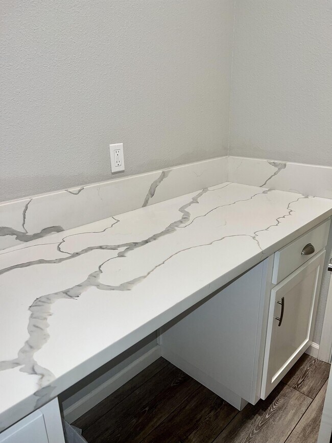 Building Photo - 233 Karen Ave