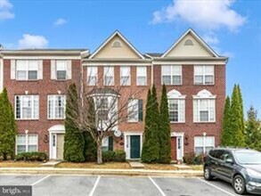 Building Photo - Spacious Townhouse in Whittier