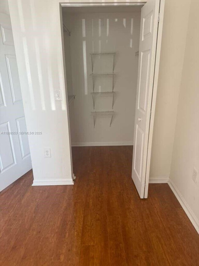 Building Photo - 8040 N Nob Hill Rd