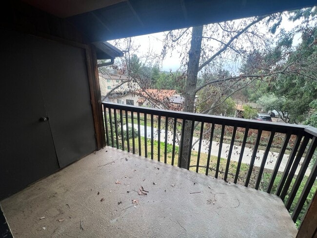 Building Photo - Large 1BR/1BA Updated End Unit (Upper Floor) Condo in Alpine Oaks