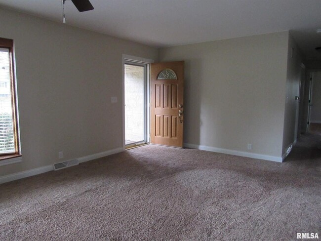 Building Photo - 233 Manor Dr