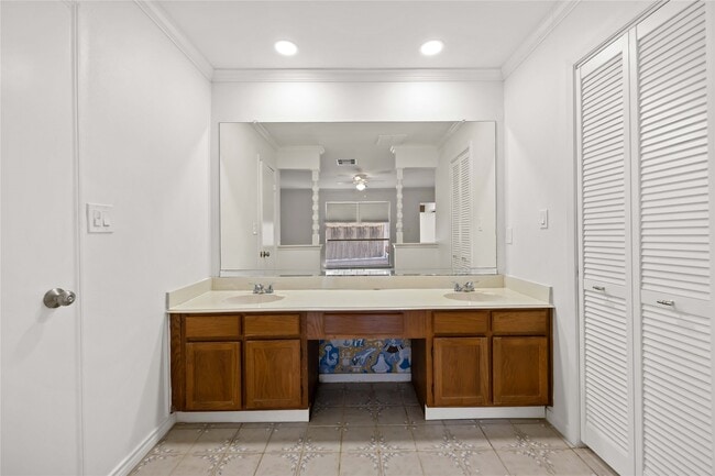 Building Photo - 6210 Gladewell Dr