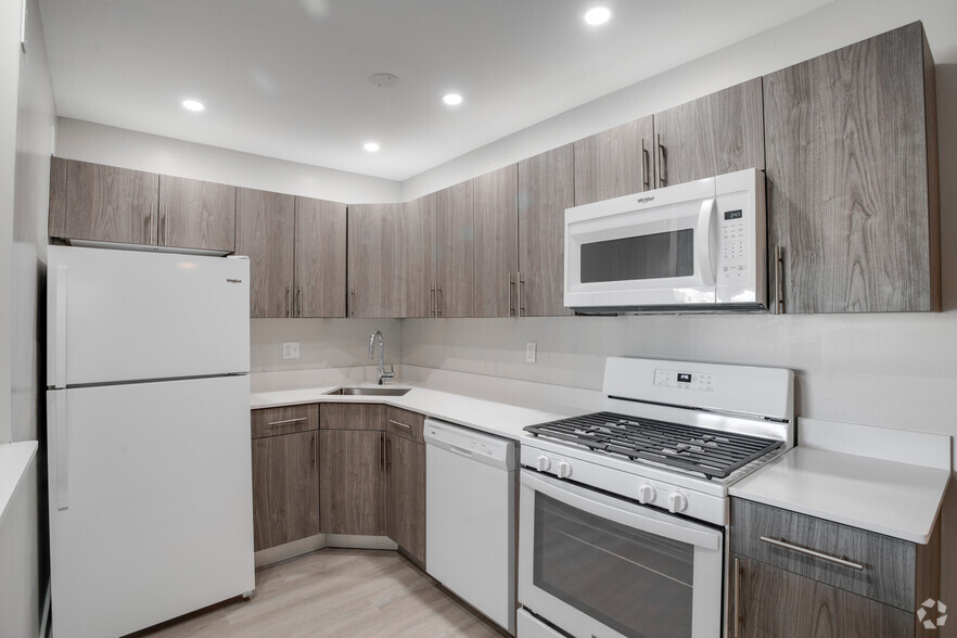 1BR, 1BA - 700SF - Kitchen - Coopers Place