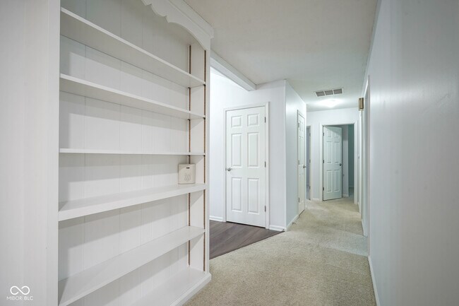 Building Photo - 10924 Lakeshore Dr W