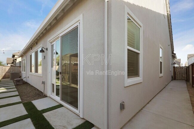 Building Photo - 2933 Valencia St
