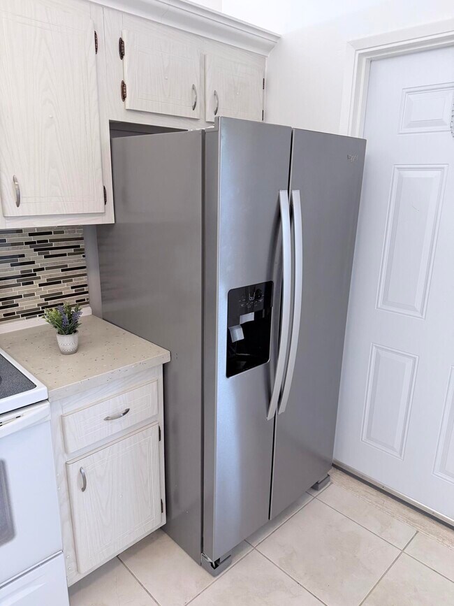 Building Photo - 1000 NE 14th Ave