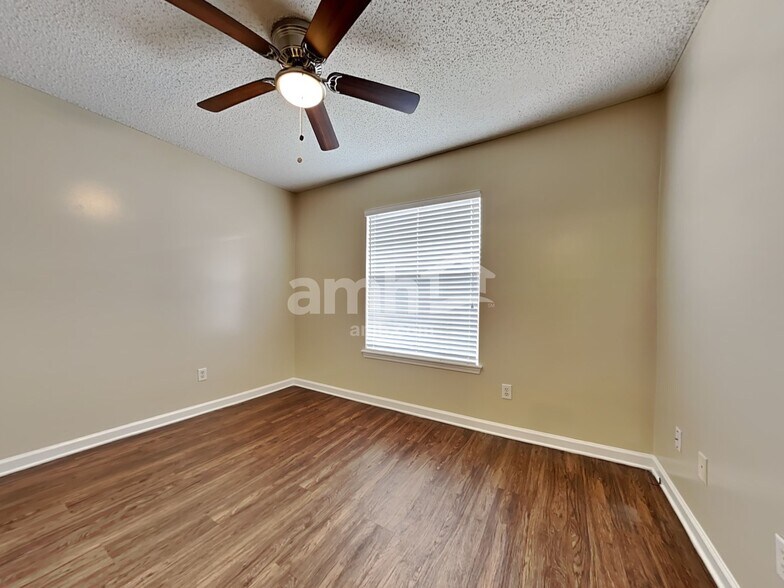 Building Photo - 2562 Glenfield Dr