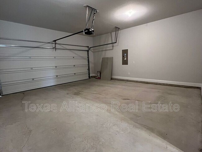 Building Photo - 552 Hutchinson Ln