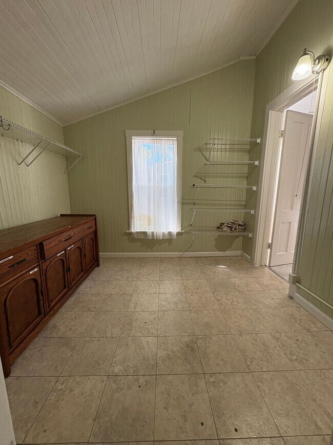 Building Photo - STUNNING Two Bedroom Single Family Home!