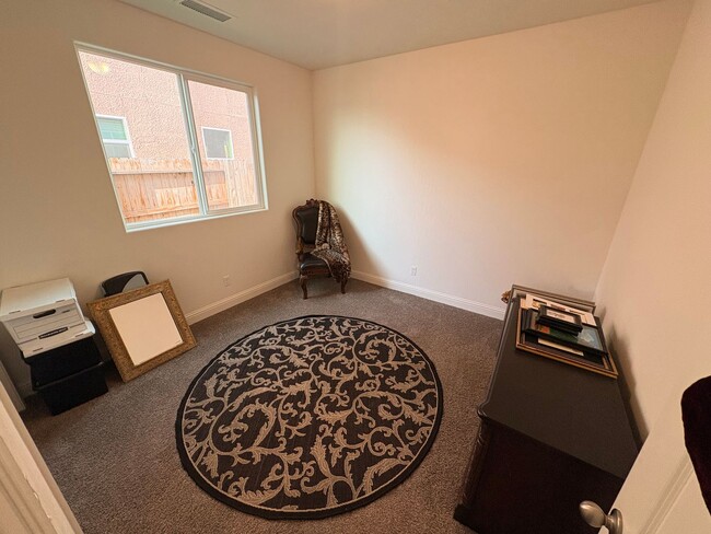 Building Photo - Beautiful 4 bedroom home for rent in Visalia, CA