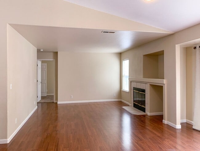 Building Photo - 4 Bedroom Home in Hollister