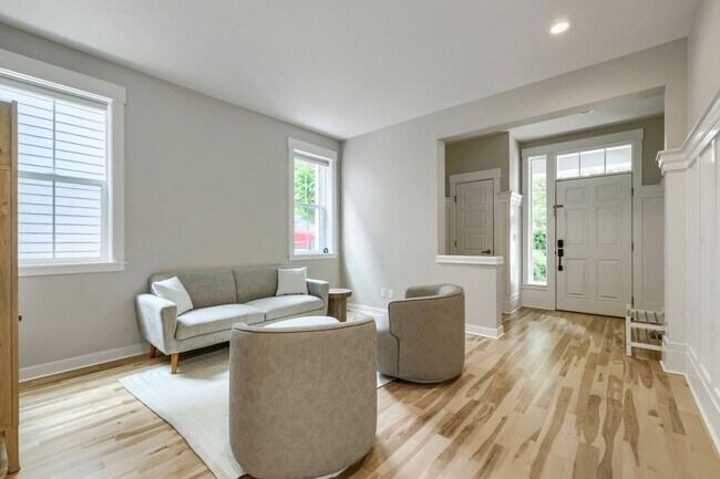 Building Photo - 5bd/3.5ba Bellevue Hoome