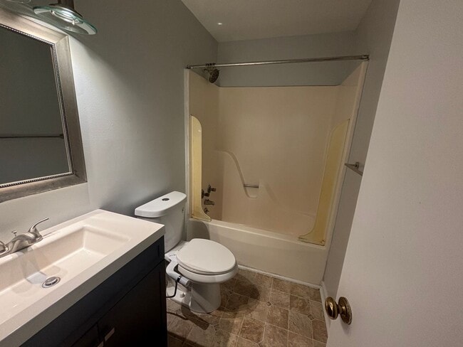 Building Photo - Charming 3 Bedroom 1.5 Bathroom Newport Ne...