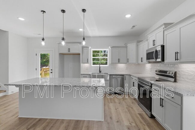 Building Photo - 408 Legends Court