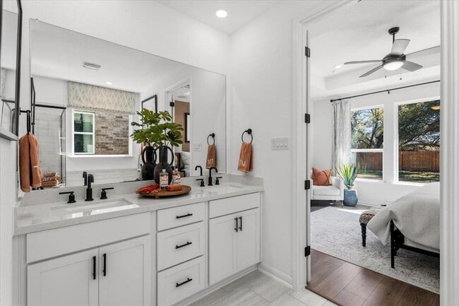 Building Photo - 212 Barton Oak Trl