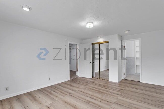 Building Photo - Unit B