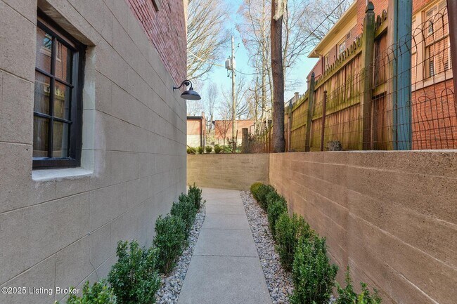 Building Photo - 1411 Willow Ave