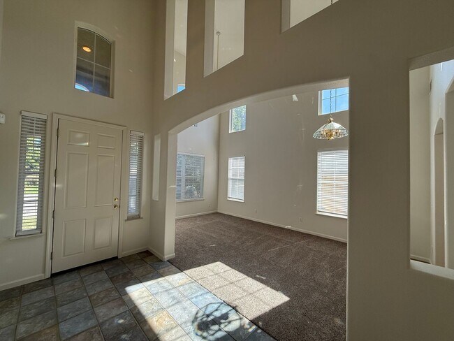 Building Photo - 4-bedroom two story in Sylvan School District!