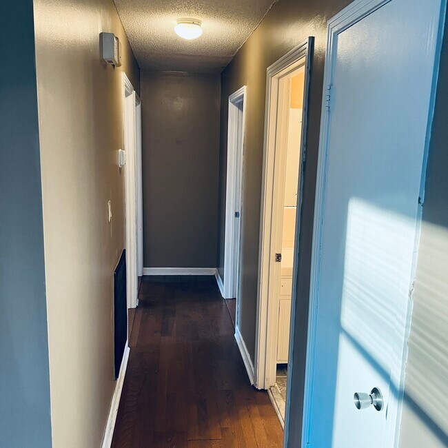 Building Photo - 909 Lucas Ln