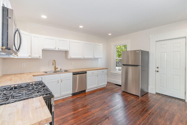 Building Photo - 214 W 9th St