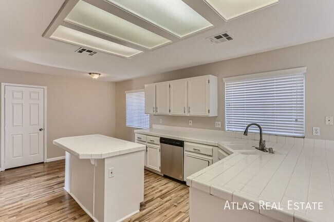 Building Photo - 8112 Dolphin Landing Dr