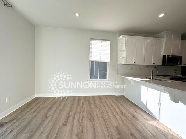 Building Photo - 3 Bedroom Townhome Located in Wendover Green