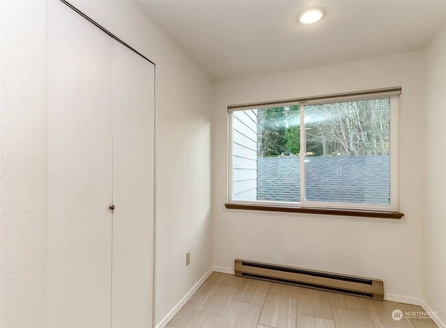 Building Photo - Lovely 2-Bedroom End Unit Condo in Cedarwo...