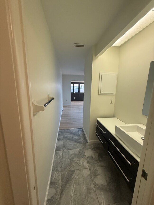 Building Photo - 2 Bed | 2 Bath | Updated Condo | Covered Parking