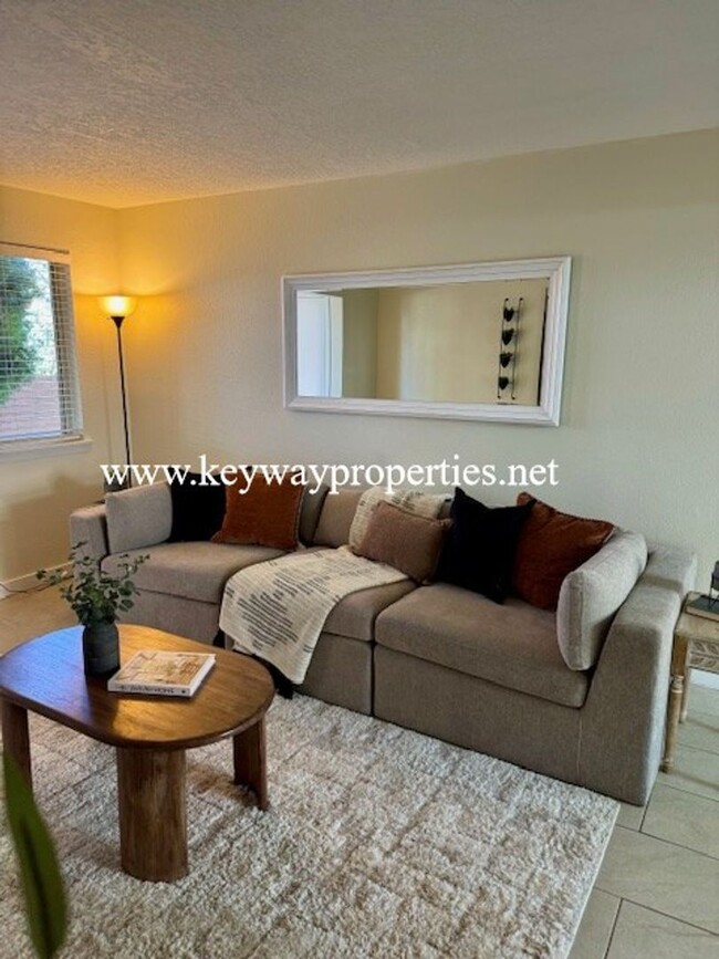 Building Photo - FootHills 3bed 2 bath Condo for rent **MOV...