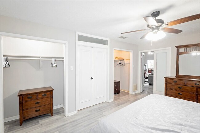 Building Photo - 426 Rossiter St