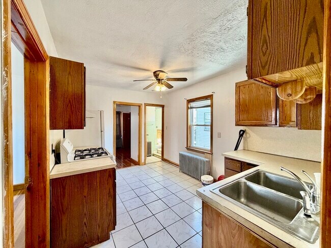 Building Photo - 156 Main St