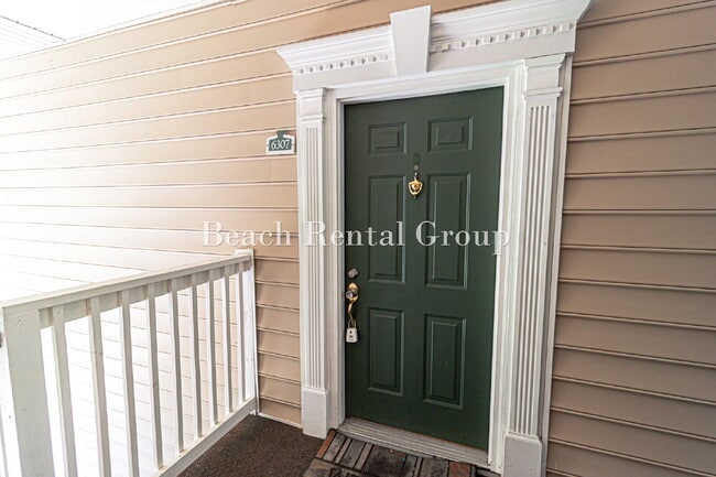 Building Photo - Open and Inviting End Unit