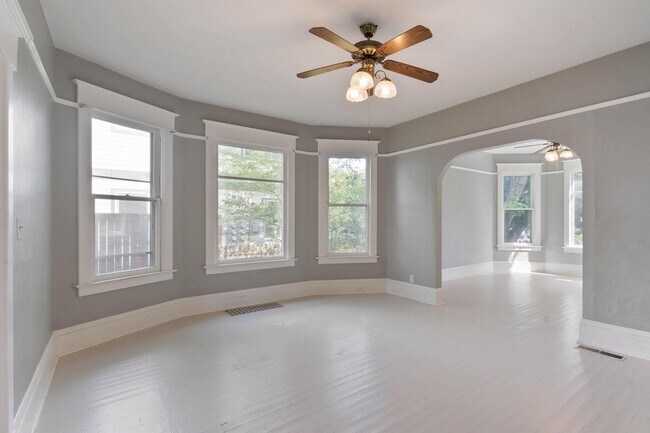 Building Photo - Spacious, light-filled 3-bdrm/2-bath vinta...