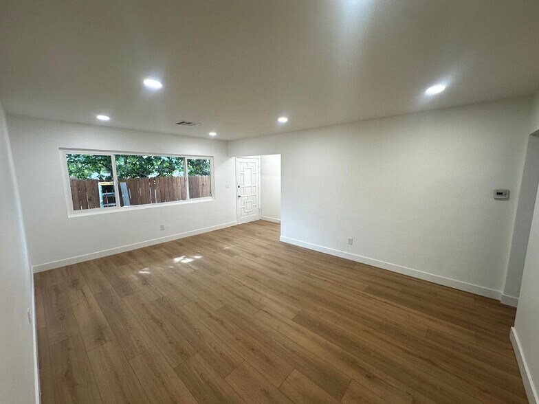 Building Photo - 836 W Olive Ave
