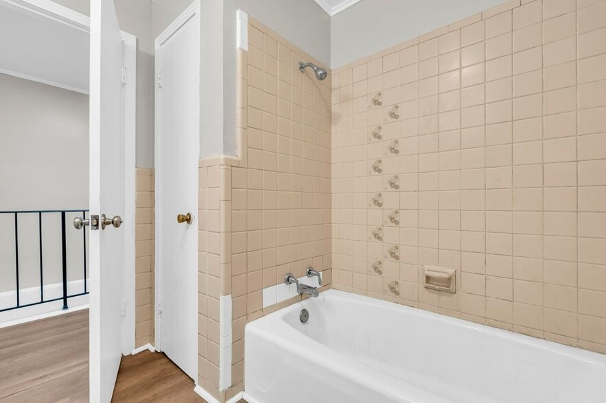 Building Photo - 803 E Broad St