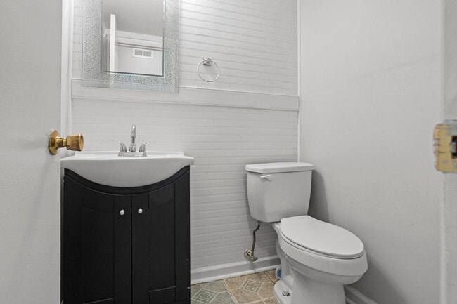 Building Photo - Townhome for rent in Jacksonville!