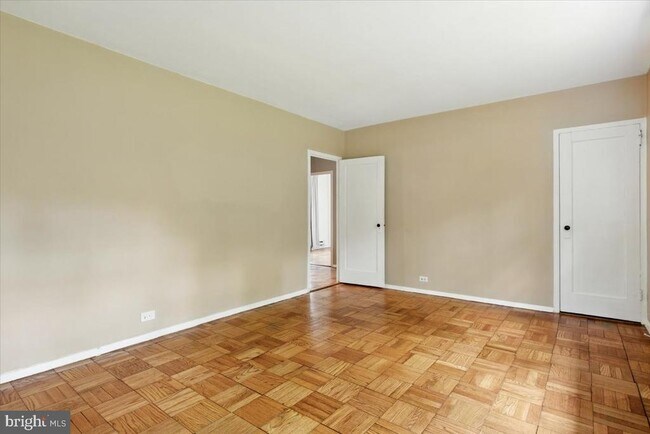 Building Photo - 1006 Valley Dr