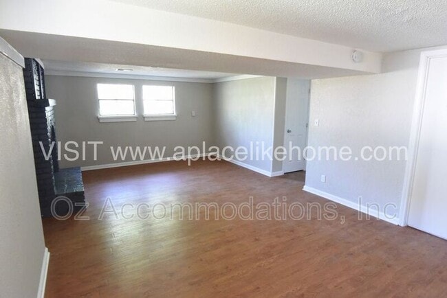 Building Photo - 1105 W Elm Terrace