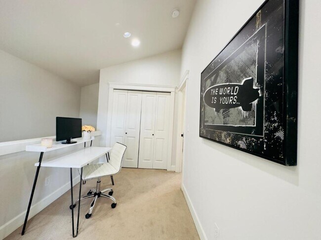 Building Photo - East Lake Town House