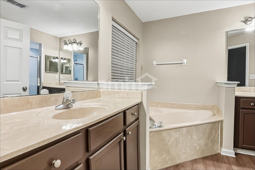 Building Photo - 1379 Samantha Cir E