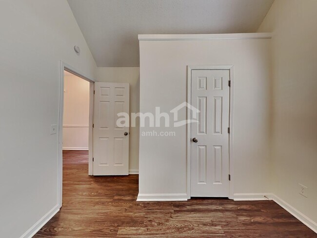 Building Photo - 375 Ermines Way