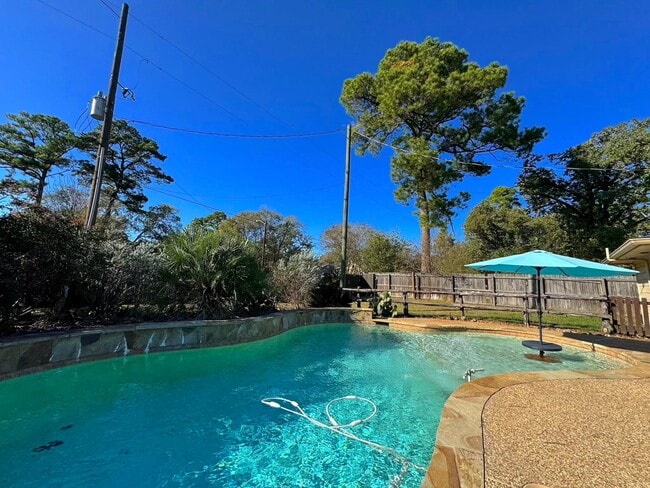 Building Photo - 114 Elmwood St