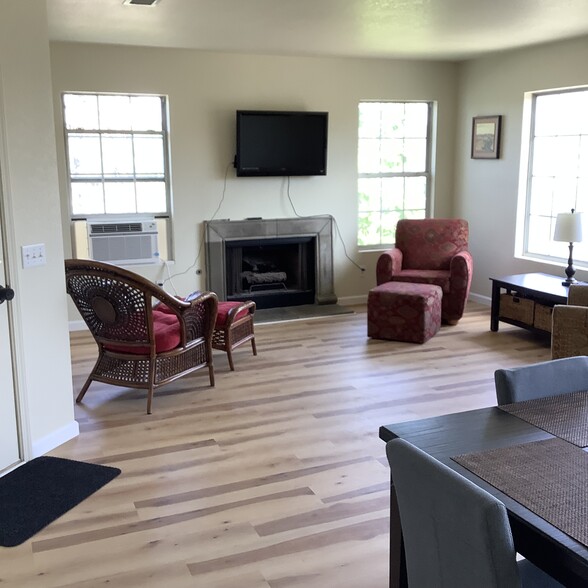 Building Photo - 604 N Bagby Dr
