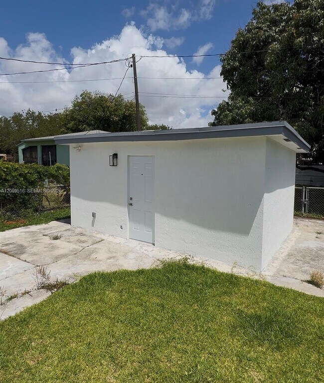 Building Photo - 1221 NW 75th St