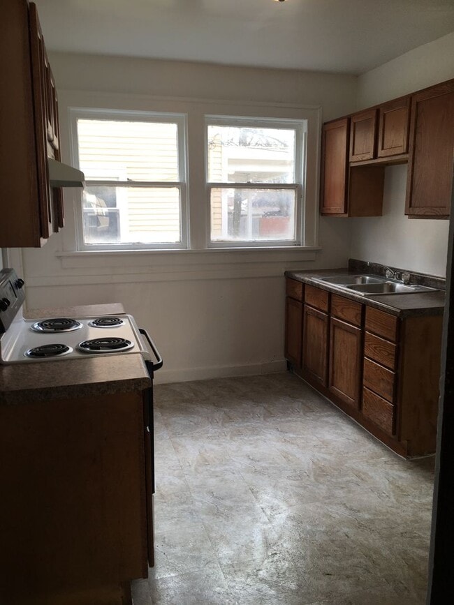 Building Photo - Spacious 5 Bedroom 2 Bath Home, with 2 bedrooms and bath on main level