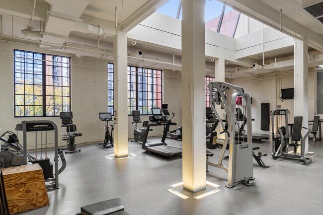 Building Photo - Mt Vernon Square Condo | 1 Bed | 1 Bath | 700 Sf | Private Balcony