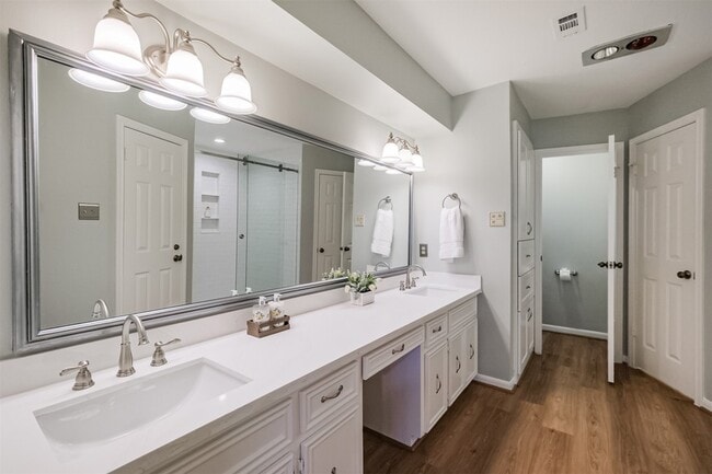 Building Photo - 1715 Woodland Park Dr