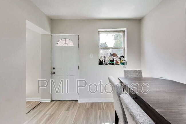 Building Photo - 3407 Floral St