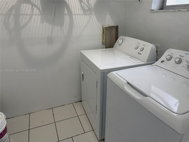 Building Photo - 3962 Inverrary Dr